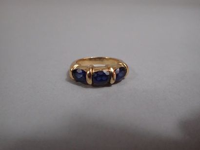 Bague rivière en métal doré sertie de trois...