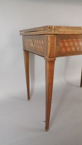 Table à jeux dite tric-trac, à décor en marqueterie...