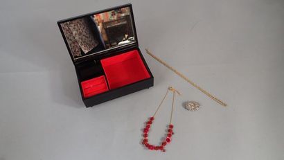 Ensemble comprenant :
- Broche ovale en argent...