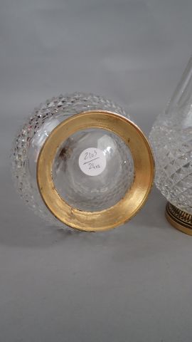 Ensemble de deux aiguières en cristal à garnitures...