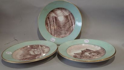 Suite de trois assiettes en faïence fine...