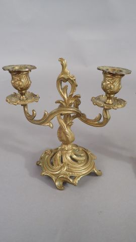 Paire de bougeoirs en bronze doré à deux...