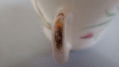 Quatre tasses avec sous-tasses et une bonbonnière...