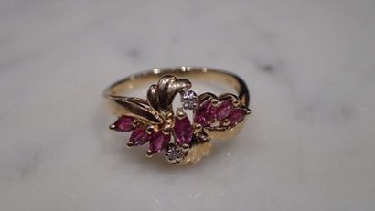 Bague en or jaune de forme mouvementée sertie...