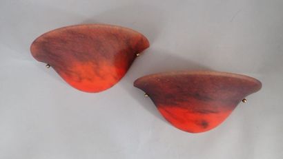 VERRERIE DE VIANNE. Paire d'appliques hémisphériques...