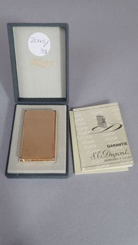 DUPONT. Briquet en métal doré à décor guilloché....