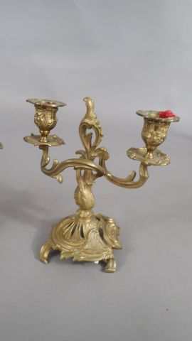 Paire de bougeoirs en bronze doré à deux...