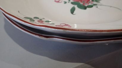 Ensemble de faïence de l'Est polychrome comprenant...