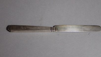 Couteau en argent 800/1000e, modèle à filets,...
