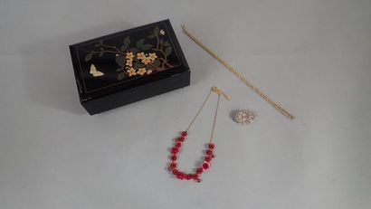 Ensemble comprenant :
- Broche ovale en argent...