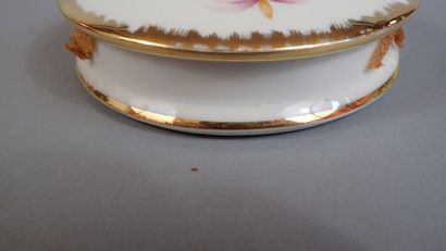 Quatre tasses avec sous-tasses et une bonbonnière...