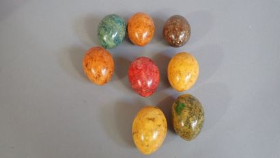 Huit œufs en pierre dure multicolore