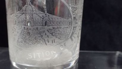 Gobelet en cristal à riche décor gravé 