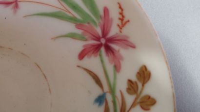 Quatre tasses avec sous-tasses et une bonbonnière...