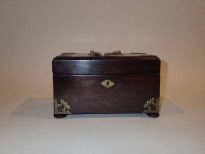 Coffret en acajou reposant sur quatre petits...