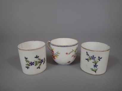 PARIS. Ensemble en porcelaines comprenant...