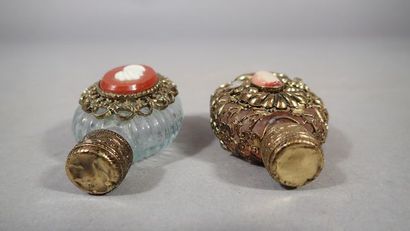 Ensemble de 2 flacons de parfum en verre...