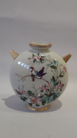Petit vase à panse plate en verre opalin...