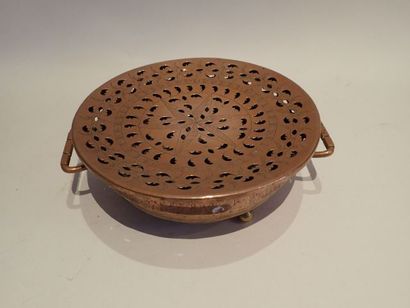 Réchaud en cuivre, à décor ajouré et gravé...