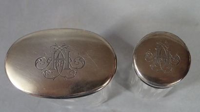 Ensemble de cinq flacons de toilette en verre...