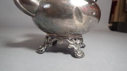 Verseuse en argent de forme balustre, le...