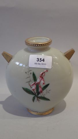 Petit vase à panse plate en verre opalin...