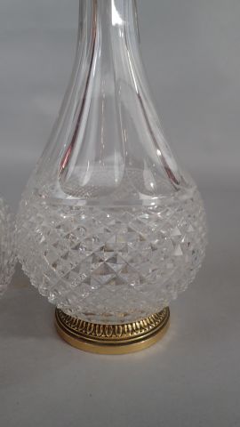 Ensemble de deux aiguières en cristal à garnitures...