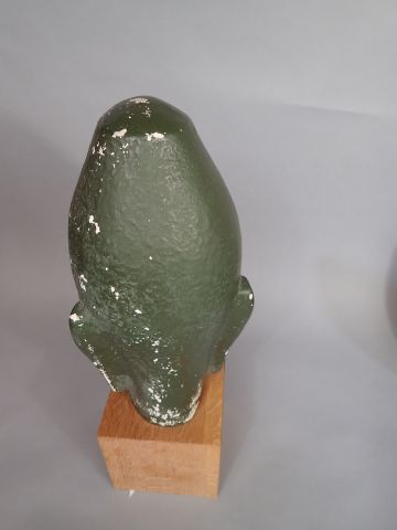 Tête de divinité asiatique en plâtre peint...