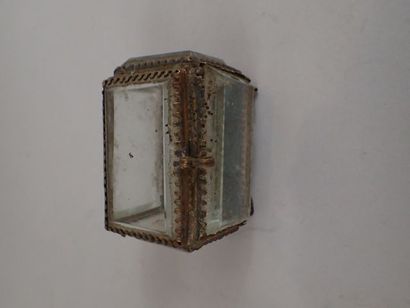 Petit coffret à bijoux en verre taillé à...