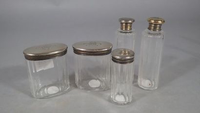 Ensemble de cinq flacons de toilette en verre...