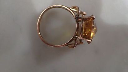 Bague en or jaune ajourée sertie d'une importante...