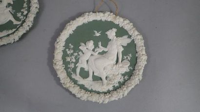 WEDGWOOD, dans le goût de. Paire de médaillons...