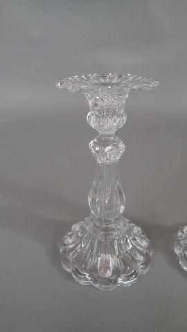 Paire de bougeoirs en verre de forme balustre...