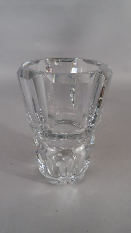 BACCARAT. Grand vase en cristal, cachet au...