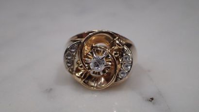 Bague tourbillon centrée d'une petite pierre...