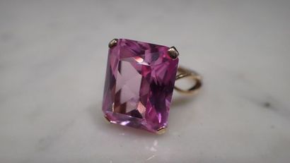 Bague en or jaune sertie d'une importante...