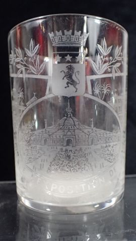 Gobelet en cristal à riche décor gravé 