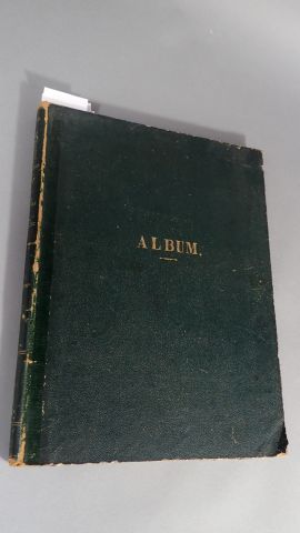Album de costumes, in-4 (33x26 cm), titré...