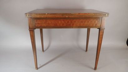 Table à jeux dite tric-trac, à décor en marqueterie...