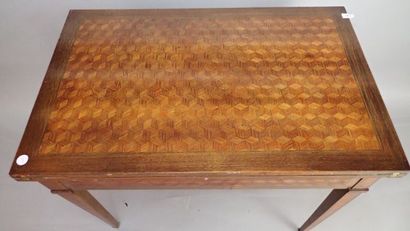Table à jeux dite tric-trac, à décor en marqueterie...