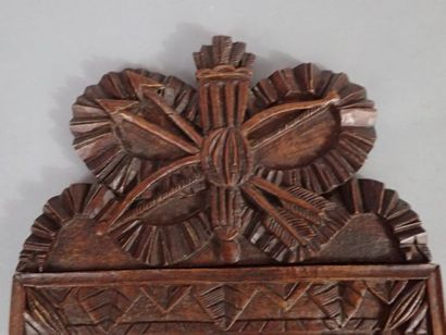 Petit miroir en bois teinté et sculpté. Le...