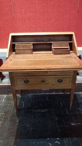 Bureau dos d'âne en noyer à décor en marqueterie...