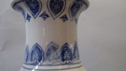 Paire de vases balustres dans le goût de...