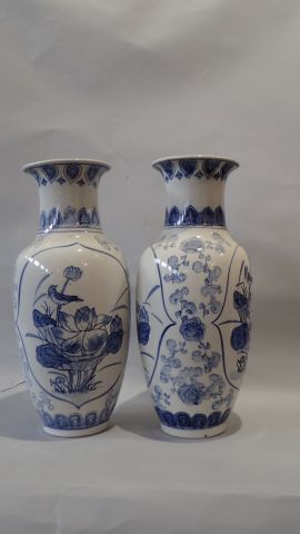 Paire de vases balustres dans le goût de...