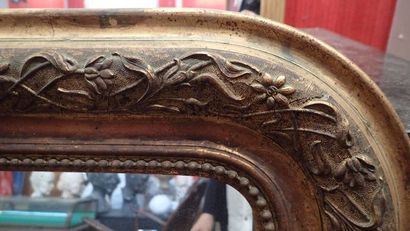 Miroir en bois stuqué doré à décor de frise...