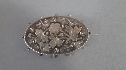 Ensemble comprenant :
- Broche ovale en argent...