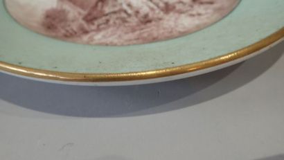Suite de trois assiettes en faïence fine...