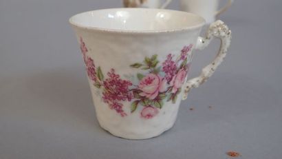 Quatre tasses avec sous-tasses et une bonbonnière...