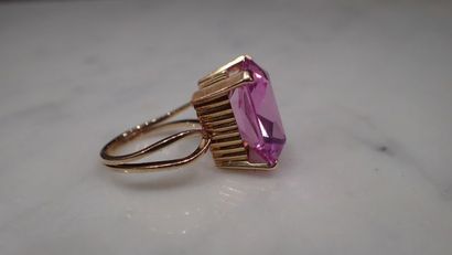 Bague en or jaune sertie d'une importante...