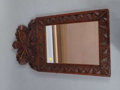 Petit miroir en bois teinté et sculpté. Le...